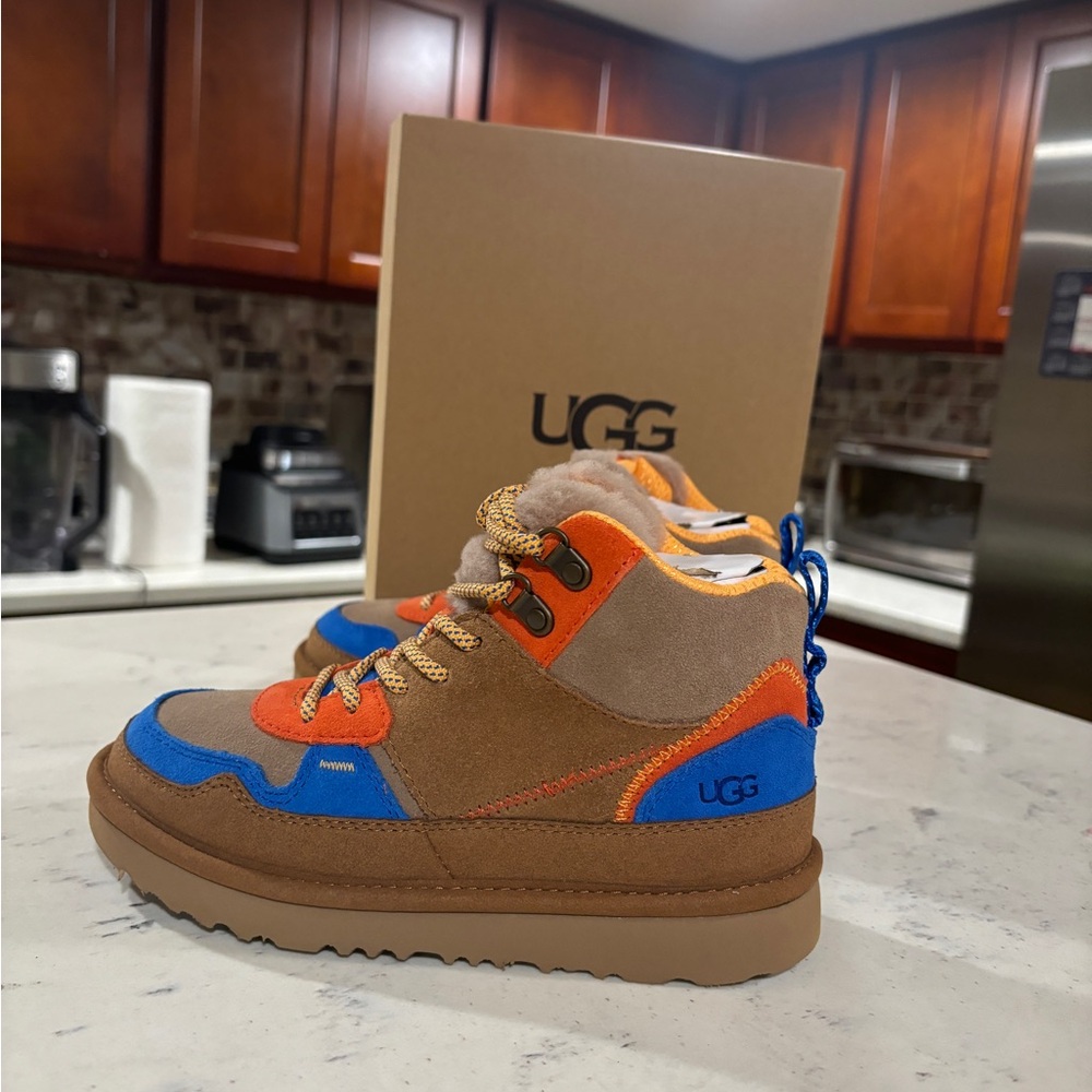 UGG Highland Hi Heritage Suede Hiking Sneaker Kid's Sizes Classic Chestnut 2Y/3Y - Picture 5 of 9